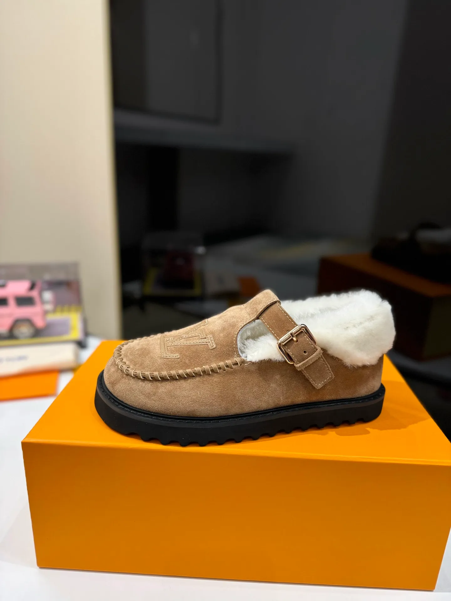 👟👟Ex-factory price 560👟👟 Louis Vuitton lv louis vuott…on fw24 new arrival～The latest furry slippers for autumn and winter🏂🏂 This pair of furry slippers is also very good-looking! The leather ones are very high-end! ! !Paired with denim shorts in autumn and winter, it’s perfect! Put it on and you will instantly have your ideal height! 😍 A favorite style, with fashion elements, the appearance of the upper is full of nobility. Wearing it can always show off the fashionable charm of women. It is fashionable but not too showy. The high-end beef tendon on the upper and the Lvjia letter buckle are so beautiful. ✅Upper: imported high-end frosted/cow leather ✅Outsole: original outsole ✅Inner lining: imported real wool ✅Size: 35-42 (41.42 customized, non-returnable) ✅Packaging: full set of original drawer box